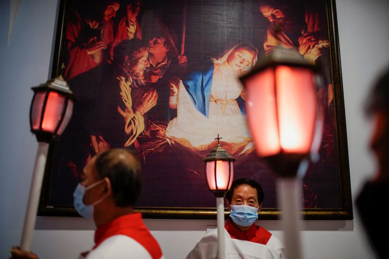 &copy; Reuters. Des catholiques chinois assistent à la veillée pascale dans une église catholique de Shanghai, en Chine. /Photo d'archive/REUTERS/Aly Song