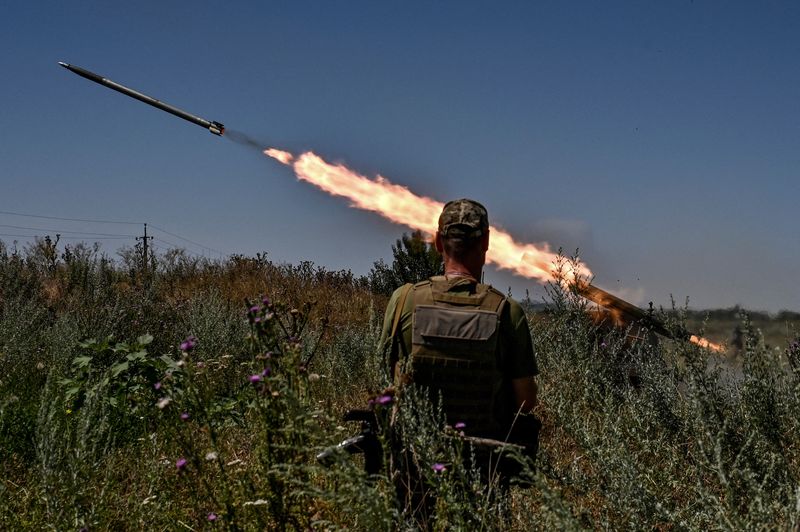 © Reuters. Ukrainian servicemen fire a Partyzan small multiple rocket launch system toward Russian troops near a front line, amid Russia's attack on Ukraine, in Zaporizhzhia region, Ukraine July 13, 2023. REUTERS/Stringer