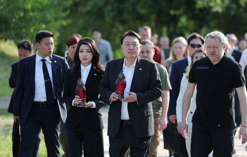 &copy; Reuters. Le président sud-coréen Yoon Suk Yeol, la première dame Kim Keon Hee et le procureur général de l'Ukraine Andriy Kostin visitent le site d'une fosse commune dans la ville de Bucha, au milieu de l'attaque russe contre l'Ukraine, à l'extérieur de Kie