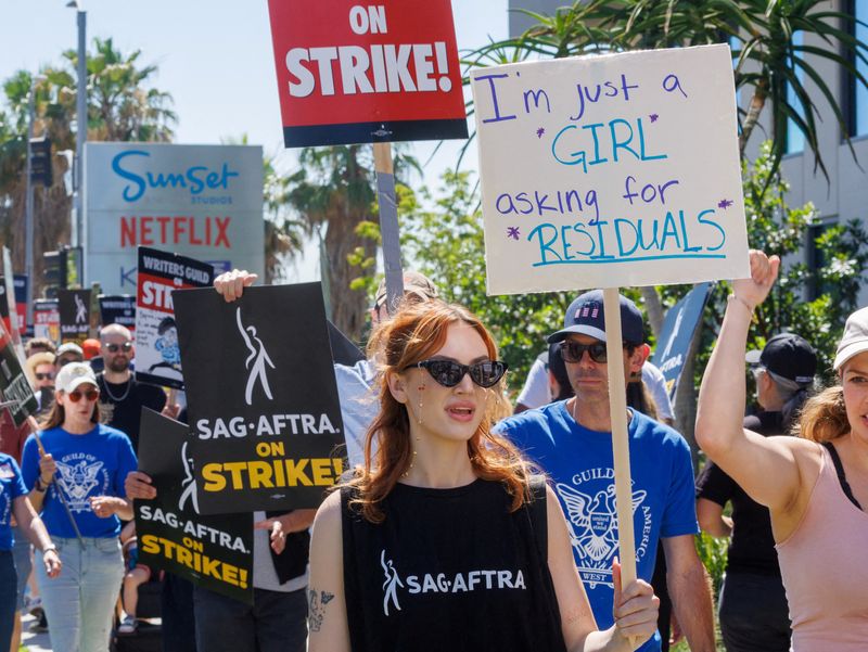 &copy; Reuters. FILE PHOTO: SAG-AFTRA actors strike against the Hollywood studios as they join the Writers Guild of America (WGA) on the picket like outside of Netflix offices in Angeles, California, U.S., July 14, 2023.   REUTERS/Mike Blake/File Photo