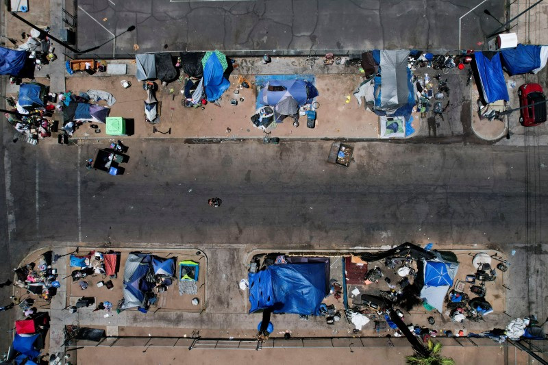 © Reuters. General view of a homeless encampment in downtown Phoenix as unhoused people receive medical care from Circle The City's mobile medical unit on the 14th day of temperatures rising to 110 degrees Fahrenheit, in Phoenix, Arizona, U.S., July 13, 2023. REUTERS/Liliana Salgado/File Photo