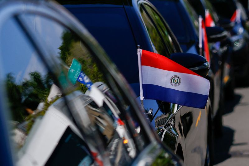 &copy; Reuters. Una bandera de Paraguay en Taichung, Taiwan, 14 de julio del 2023. REUTERS/Ann Wang