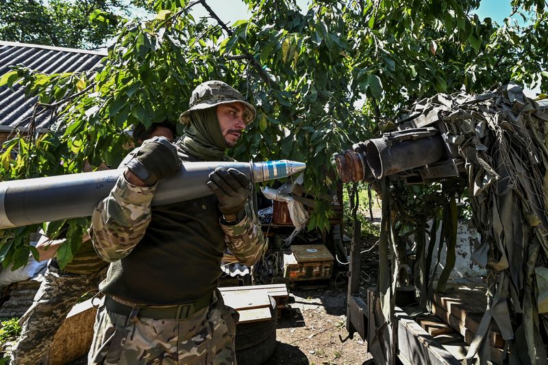 © Reuters. Ukrainian servicemen load a shell into a Partyzan small multiple rocket launch system before firing toward Russian troops at a position near a front line, amid Russia's attack on Ukraine, in Zaporizhzhia region, Ukraine July 13, 2023. REUTERS/Stringer/File photo