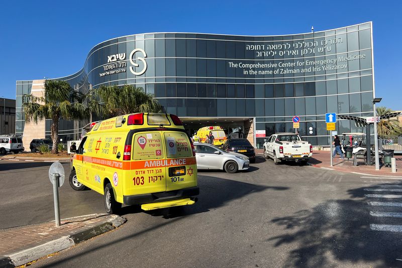 &copy; Reuters. سيارة إسعاف أثناء نقل رئيس الوزراء الإسرائيلي بنيامين نتنياهو إلى المستشفى في رمات جان يوم السبت. تصوير: رامي عميشاي - رويترز.