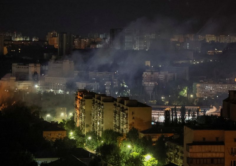&copy; Reuters. دخان يتصاعد في سماء كييف بعد هجوم روسي على أوكرانيا يوم 13 يوليو تموز 2023. تصوير: جليب جارانيش - رويترز.