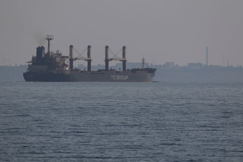 &copy; Reuters. Turkey-flagged bulk carrier Tq Samsun leaves the sea port of Odesa, amid Russia's attack on Ukraine, in Ukraine July 16, 2023. REUTERS/Serhii Smolientsev