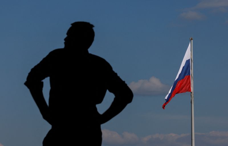 &copy; Reuters. Un homme à côté d'un drapeau national géant de la Russie à Moscou. /Photo prise le 26 juin 2023/REUTERS/Maxim Shemetov