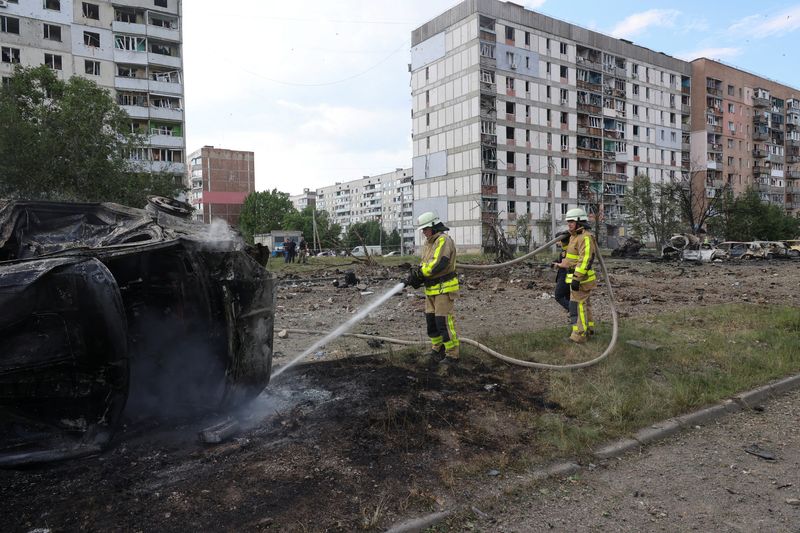 &copy; Reuters. PHOTO D'ARCHIVES: Des pompiers sur le site d'une attaque militaire russe dans la ville de Pervomaiskyi, dans la région de Kharkiv, en Ukraine. /Photo prise le 4 juillet 2023/REUTERS/Stringer