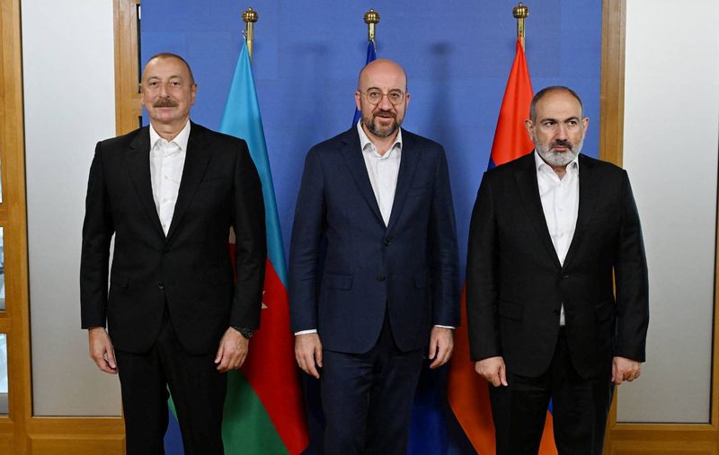 © Reuters. Azerbaijan's President Ilham Aliyev, Armenia's Prime Minister Nikol Pashinyan and President of the European Council Charles Michel pose for a picture during a meeting in Brussels, Belgium July 15, 2023. Press Service of the President of the Republic of Azerbaijan/Handout via REUTERS