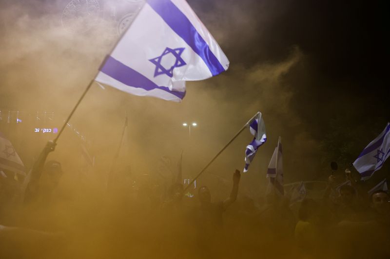 &copy; Reuters. FILE PHOTO: People demonstrate on 'Day of Disruption' in protest against Israeli Prime Minister Benjamin Netanyahu and his nationalist coalition government's judicial overhaul, in Jerusalem July 11, 2023. REUTERS/Ronen Zvulun