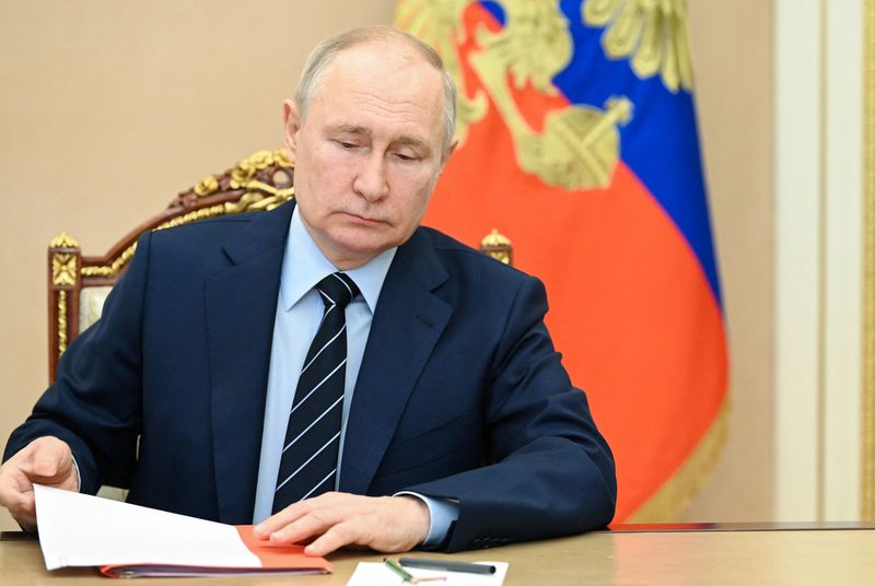 &copy; Reuters. Le président russe Vladimir Poutine préside une réunion avec les membres du Conseil de sécurité à Moscou. /Photo prise le 14 juillet 2023/Kremlin/Sputnik/Alexey Babushkin