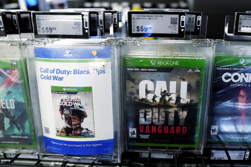&copy; Reuters. FILE PHOTO: Activision games "Call of Duty" are pictured in a store in the Manhattan borough of New York City, New York, U.S., January 18, 2022.  REUTERS/Carlo Allegri/File Photo
