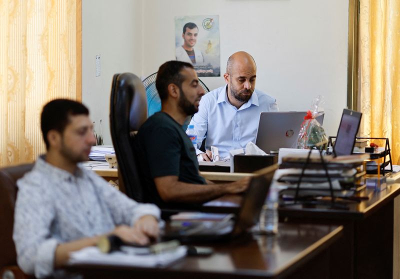 © Reuters. Palestinians employees work at Gaza government media office, in Gaza City, July 16, 2023. REUTERS/Mohammed Salem