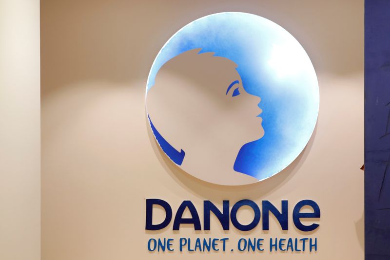 &copy; Reuters. Le logo du groupe alimentaire français Danone au siège de la société à Paris. /Photo prise le 20 décembre 2017/REUTERS/Charles Platiau