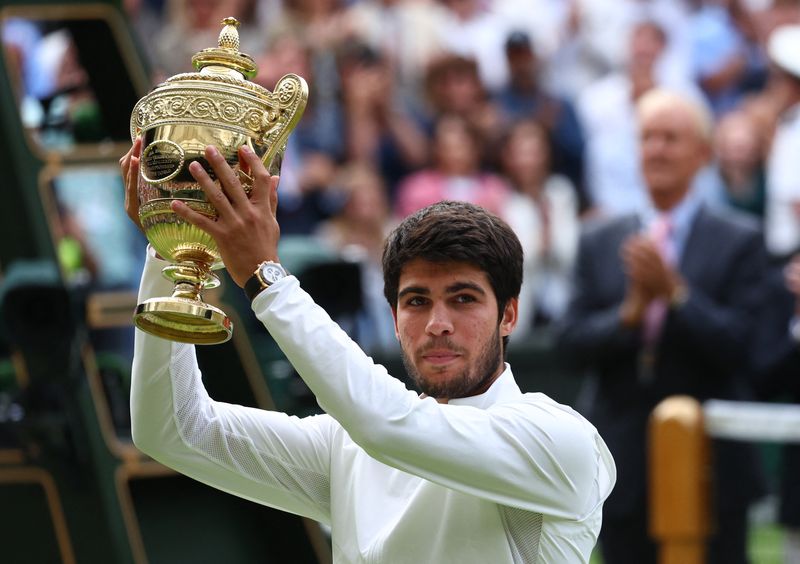 © Reuters. Tennis - Wimbledon - All England Lawn Tennis and Croquet Club, London, Britain - July 16, 2023 Spain's Carlos Alcaraz celebrates with the trophy after winning his final match against Serbia's Novak Djokovic REUTERS/Toby Melville