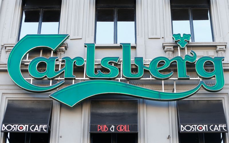 © Reuters. FOTO DE ARCHIVO: Un logotipo de la cerveza Carlsberg se ve en la entrada de un pub en Bruselas, Bélgica 10 de marzo 2016. REUTERS/Yves Herman/Foto de archivo