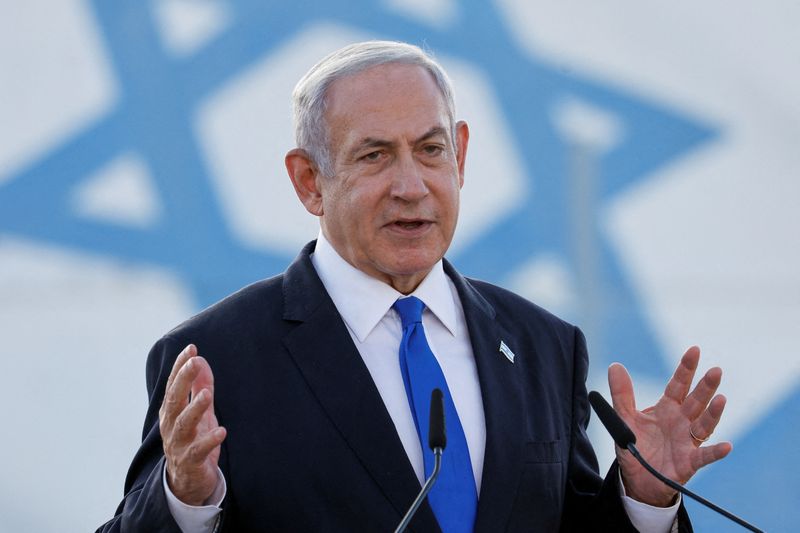 © Reuters. FOTO DE ARCHIVO: El primer ministro israelí, Benjamín Netanyahu, hace una declaración en la base aérea de Palmachim, cerca de la ciudad de Rishon Lezion, Israel, el 5 de julio de 2023. REUTERS/Amir Cohen/File Photo