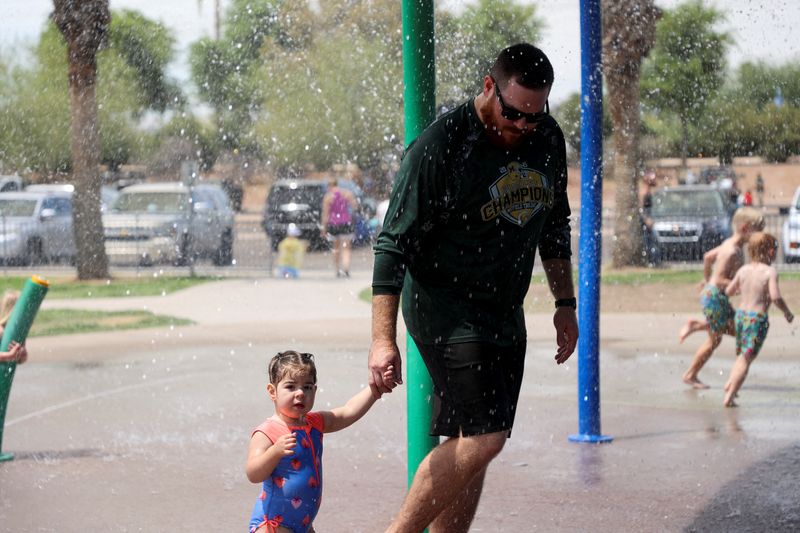 &copy; Reuters. People cool off at a water park during a heatwave in Phoenix, Arizona, U.S., July 16, 2023. REUTERS/Liliana Salgado