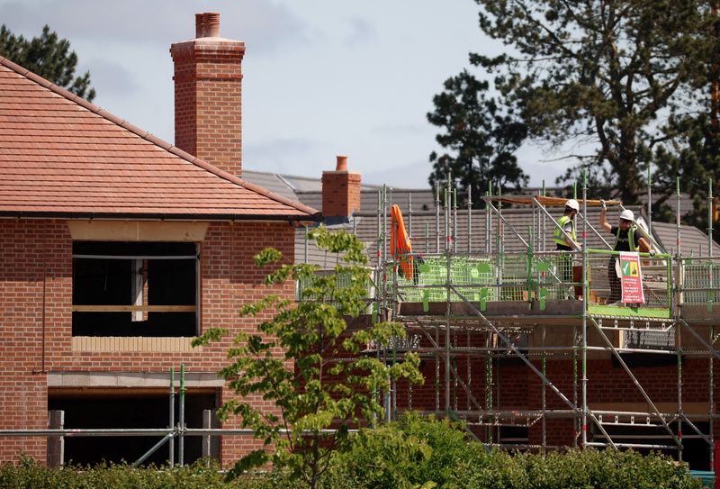 &copy; Reuters. FILE PHOTO: A construction worker stands on a scaffold platform on a new housing development under construction in Knutsford, Britain June 1, 2023. REUTERS/Phil Noble/File Photo