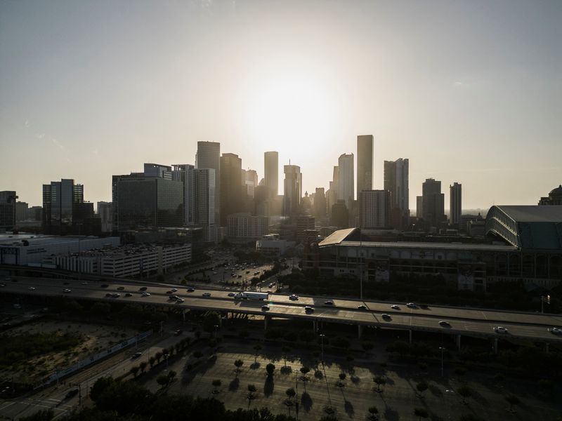 © Reuters. The skyline of downtown Houston is seen during excessive heat warnings for Southeast Texas, in Houston, Texas, U.S. July 16, 2023.  REUTERS/Go Nakamura