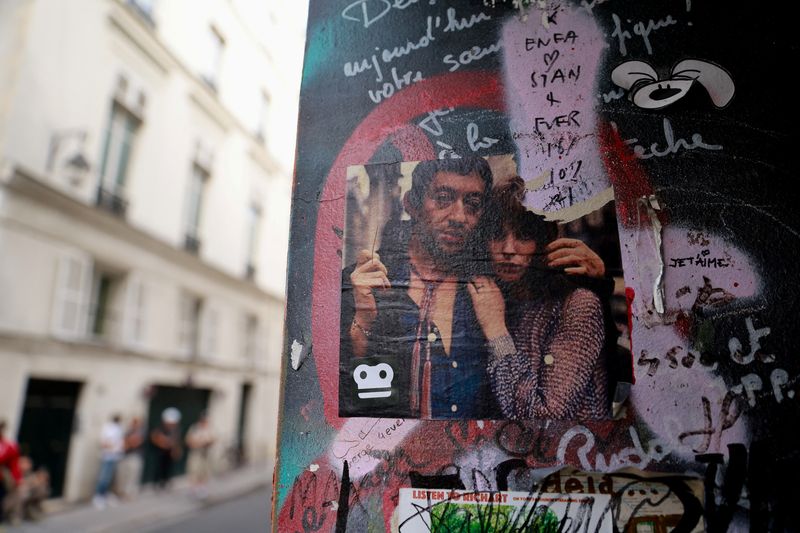 © Reuters. People walk near the house turned museum where Jane Birkin lived with Serge Gainsbourg, in Paris, France July 16, 2023. REUTERS/Pascal Rossignol