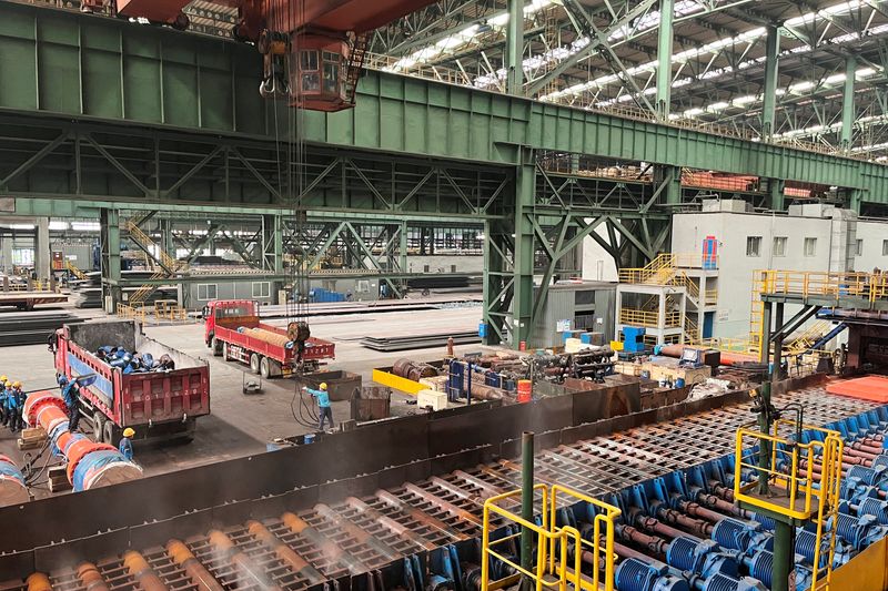 &copy; Reuters. FILE PHOTO-Employees work on the production line at a Baowu Group steel mill in Ezhou, Hubei province, China June 21, 2023. REUTERS/Amy Lv/file photo