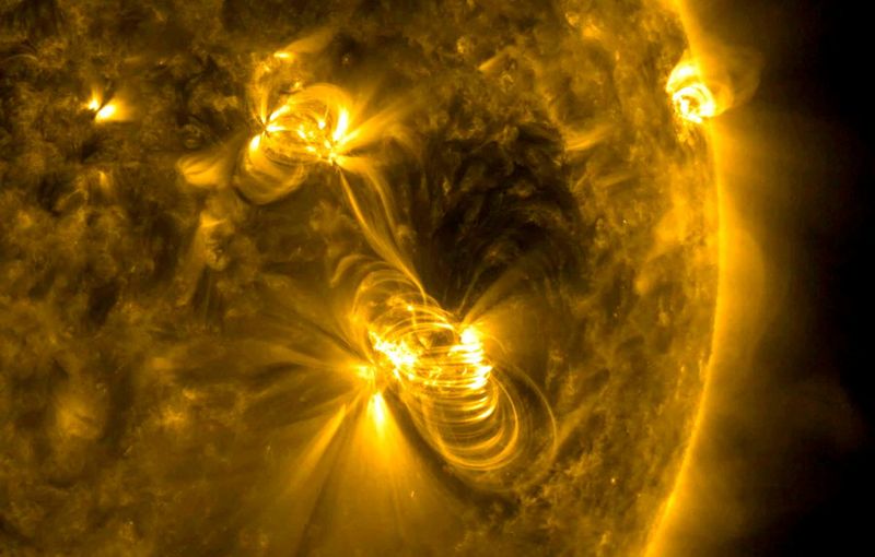&copy; Reuters. صورة لتوهج شمسي متوسط الحجم يخرج من المنطقة الكبيرة النشطة من الشمس بصورة حصلت عليها رويترز من وكالة الفضاء والطيران الأمريكية (ناسا)  .
 