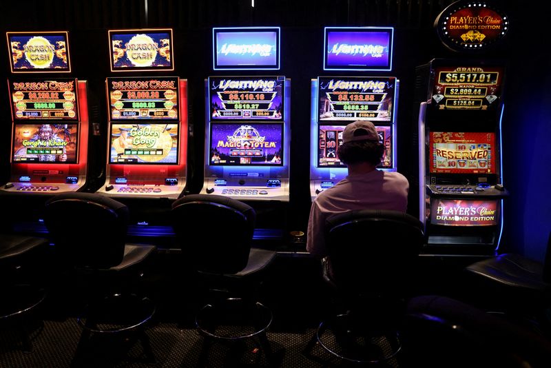 &copy; Reuters. FILE PHOTO: A person gambles on a poker machine at a pub in Sydney, Australia, September 19, 2022.  REUTERS/Loren Elliott/