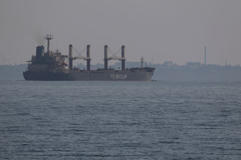 &copy; Reuters. FOTO DE ARCHIVO: El granelero de bandera turca Tq Samsun abandona el puerto marítimo de Odesa, en Ucrania. 16 de julio de 2023. REUTERS/Serhii Smolientsev