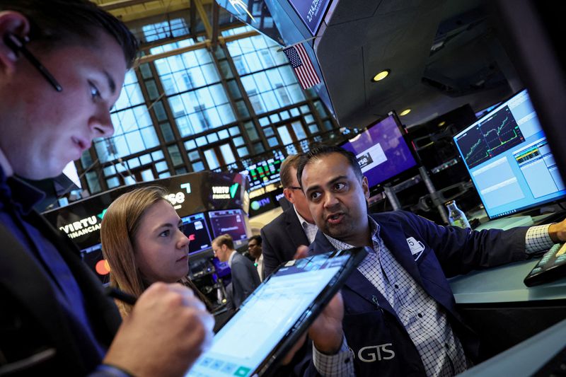 &copy; Reuters. FILE PHOTO: Traders work on the floor of the New York Stock Exchange (NYSE) in New York City, U.S., July 12, 2023.  REUTERS/Brendan McDermid/File Photo