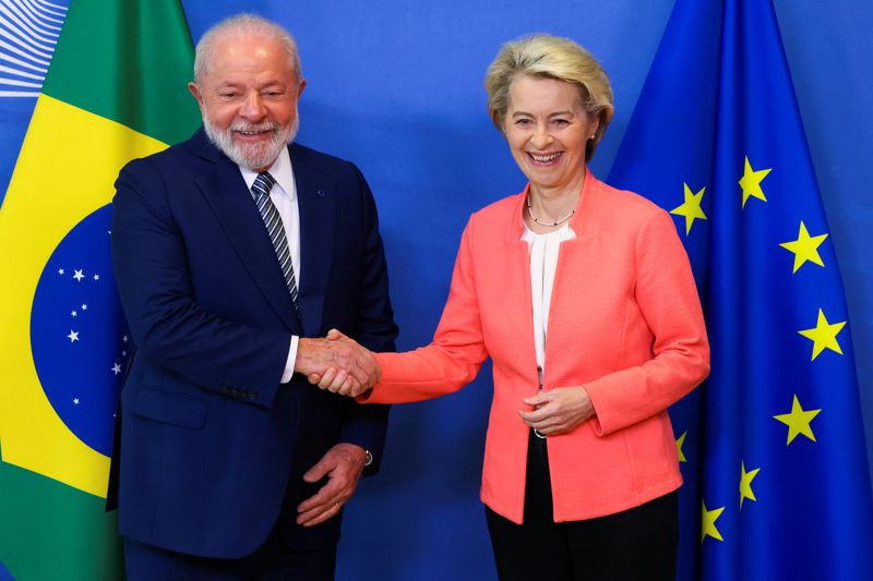&copy; Reuters. Presidente Luiz Inácio Lula da Silva cumprimenta presidente da Comissão Europeia, Ursula von der Leyen, em Bruxelas
17/07/2023 REUTERS/Yves Herman