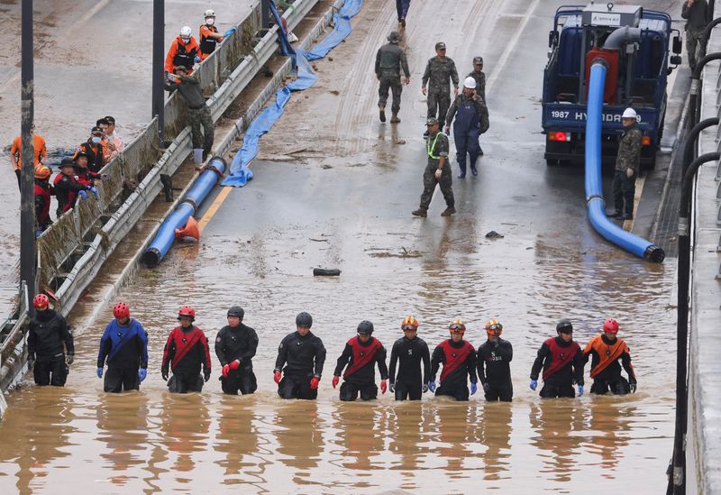 &copy; Reuters. Rescue workers look for victims during a search and rescue operation near an underpass that has been submerged by a flooded river caused by torrential rain in Cheongju, South Korea, July 16, 2023.   REUTERS/Kim Hong-ji