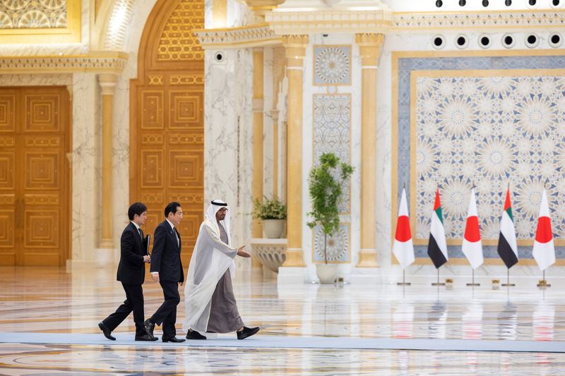 © Reuters. Sheikh Mohamed bin Zayed Al Nahyan, President of the United Arab Emirates receives Fumio Kishida, Prime Minister of Japan, during an official reception, at Qasr Al Watan in Abu Dhabi, United Arab Emirates July 17, 2023.  Ryan Carter/UAE Presidential Court/Handout via REUTERS