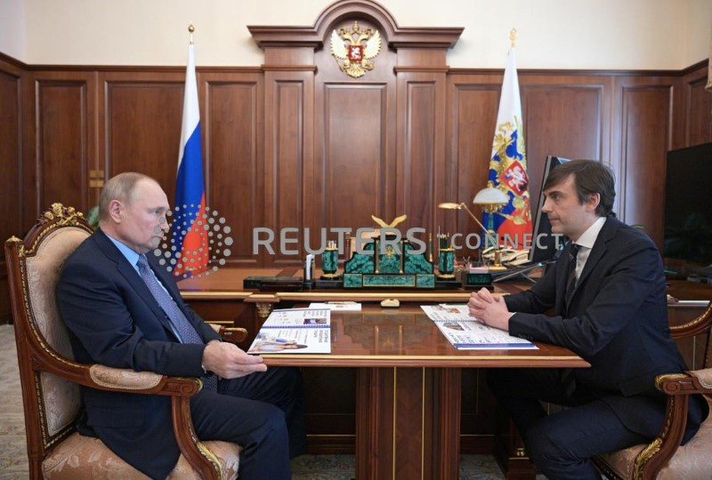 &copy; Reuters. Putin com ministro da Educação Kravtsov em Moscou
15/6/2021   Sputnik/Alexei Druzhinin/Kremlin via REUTERS 