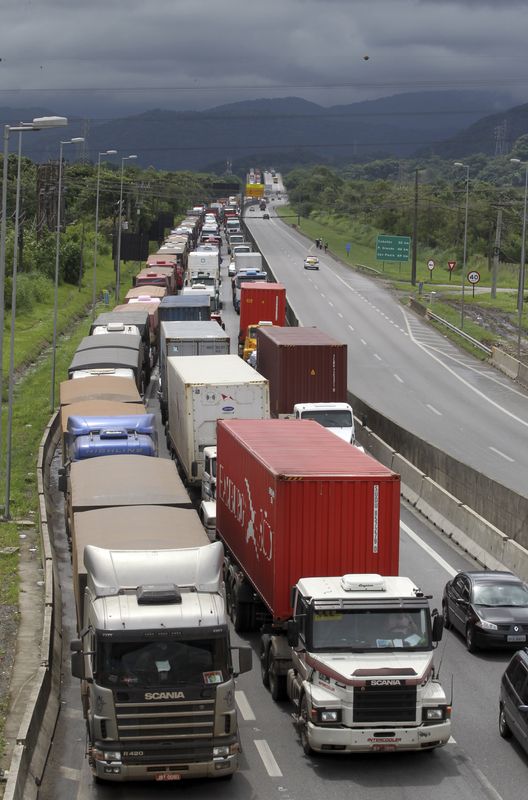 &copy; Reuters. Caminhões na rodovia Cônego Domênico Rangoni, no Guarujá
