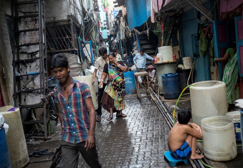 &copy; Reuters. Moradores caminham em becos de Dharavi, uma das maiores favelas da Ásia, em Mumbai, na Índia
12/03/2015 REUTERS/Danish Siddiqui