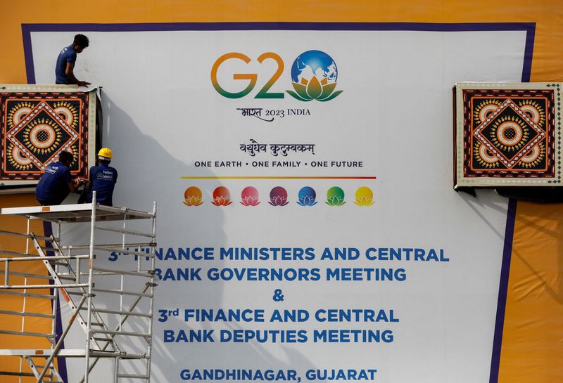 &copy; Reuters. Des travailleurs installent un panneau d'affichage du G20 près du lieu d'une réunion de l'organisation à Gandhinagar, en Inde. /Photo prise le 13 juillet 2023/REUTERS/Amit Dave