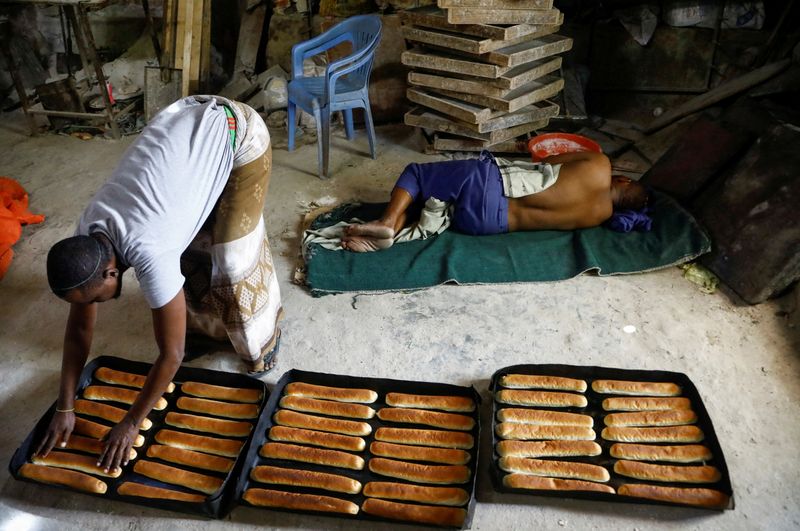 © Reuters.  A worker prepares baked goods with wheat from Ukraine as his colleague rests at a bakery, in Hodan district in Mogadishu, Somalia July 16, 2023. REUTERS/Feisal Omar   