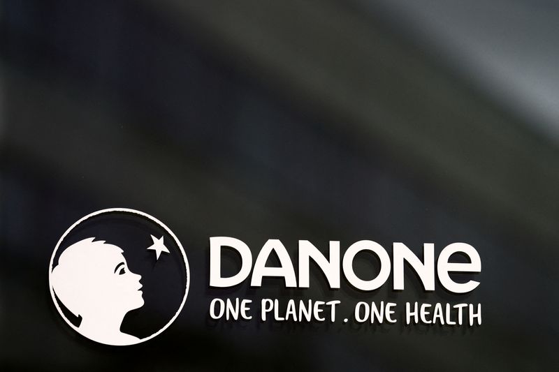&copy; Reuters. Il logo del gruppo alimentare francese Danone è visibile presso la sede della società a Rueil-Malmaison, vicino a Parigi, Francia, 20 febbraio 2022. REUTERS/Gonzalo Fuentes/File Photo