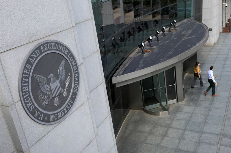 &copy; Reuters. FILE PHOTO: People exit the headquarters of the U.S. Securities and Exchange Commission (SEC) in Washington, D.C., U.S., May 12, 2021. Picture taken May 12, 2021. REUTERS/Andrew Kelly