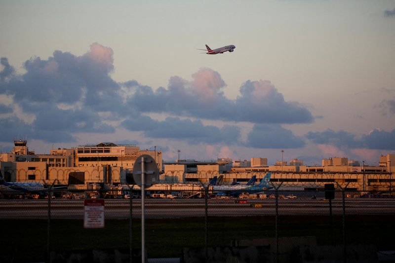 White House wants aviation bill to include new consumer protections