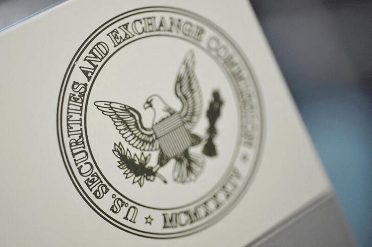 © Reuters. The U.S. Securities and Exchange Commission logo adorns an office door at the SEC headquarters in Washington, June 24, 2011. REUTERS/Jonathan Ernst