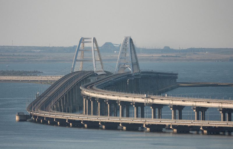 © Reuters. A view shows the Crimean bridge connecting the Russian mainland with the peninsula across the Kerch Strait, Crimea, July 17, 2023.  REUTERS/Stringer 