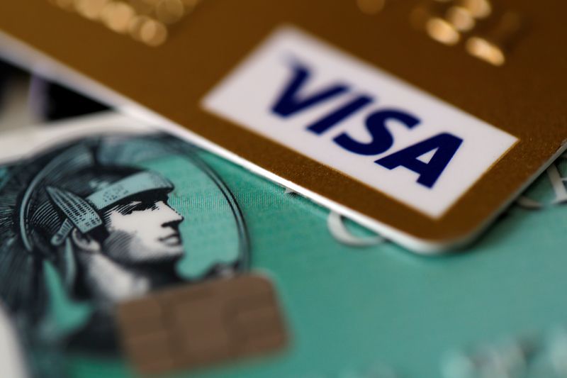 © Reuters. An American Express and a Visa credit cards are seen on a computer keyboard in this picture illustration taken September 6, 2017. REUTERS/Philippe Wojazer/Illustration