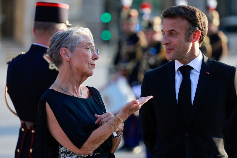 &copy; Reuters. Le président français Emmanuel Macron et la première ministre Elisabeth Borne arrivent au Louvre à Paris. /Photo prise le 14 juillet 2023/REUTERS/Pascal Rossignol