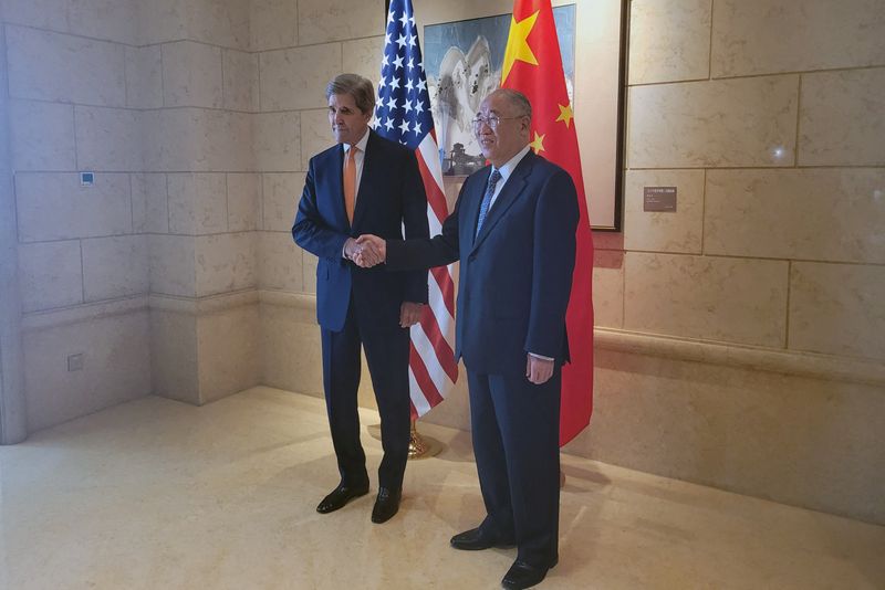 &copy; Reuters. جون كيري المبعوث الأمريكي لشؤون المناخ مع نظيره الصيني شيه تشن هوا في بكين يوم الاثنين. تصوير فاليري فولكوفيتشي - رويترز.