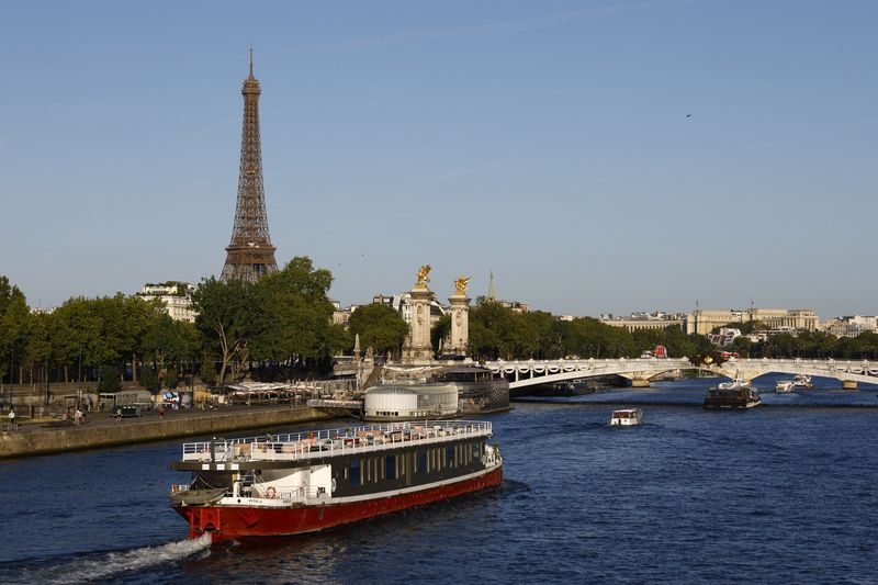 &copy; Reuters. Torre Eiffel é vista ao fundo enquanto Paris realiza teste técnico com barcos no rio Sena para a cerimônia de abertura da Olimpíada de 2024
17/07/2023
REUTERS/Gonzalo Fuentes