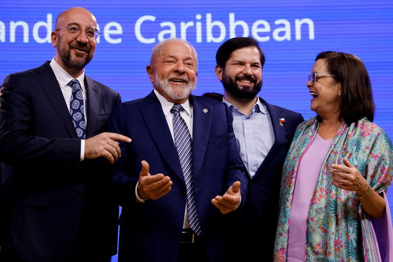 © Reuters. Brazil's President Luiz Inacio Lula da Silva, El Salvador's Foreign Minister Alexandra Hill Tinoco, President of the European Council Charles Michel, and Chile's President Gabriel Boric pose as they take part in the EU-LAC Digital alliance photo op ceremony with leaders of the European Union (EU) and the Community of Latin American and Caribbean States (CELAC), during the summit in Brussels, Belgium July 17, 2023. REUTERS/Johanna Geron     
