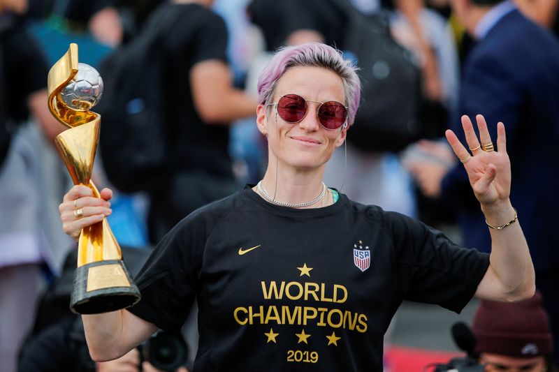 &copy; Reuters. Jogadora da seleção dos EUA Megan Rapinoe com troféu da Copa do Mundo Feminina conquistado em 2019
08/07/2019
REUTERS/Eduardo Munoz