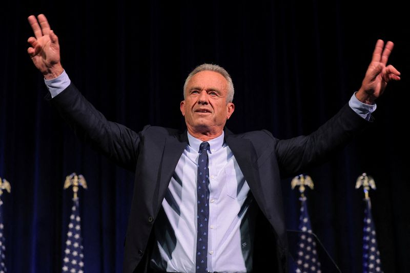 &copy; Reuters. Democratic presidential candidate Robert F. Kennedy Jr. waves to the audience after delivering a foreign policy speech at St. Anselm College in Manchester, New Hampshire, U.S., June 20, 2023. REUTERS/Brian Snyder/File Photo